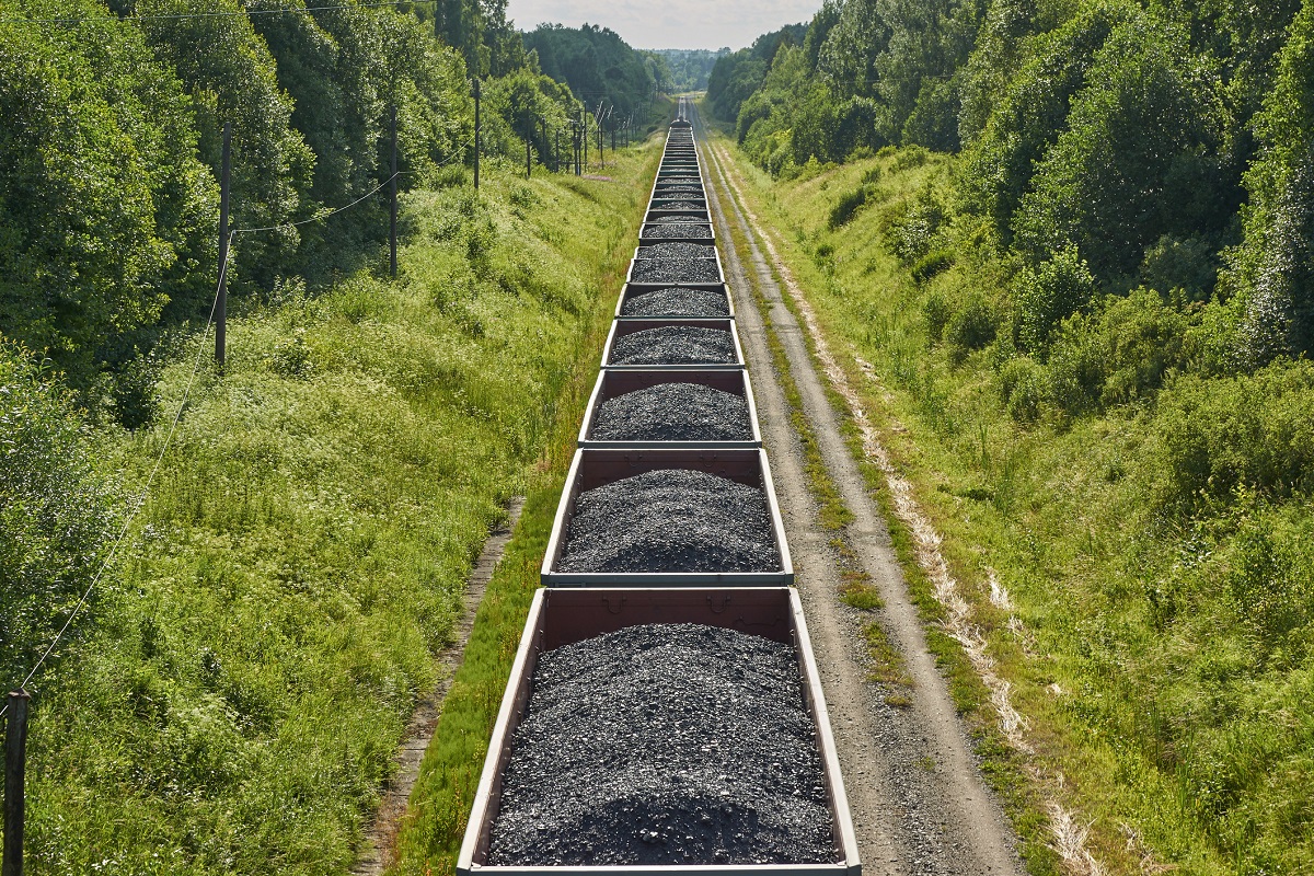 Na jaki transport węgla się zdecydować – drogowy czy kolejowy?